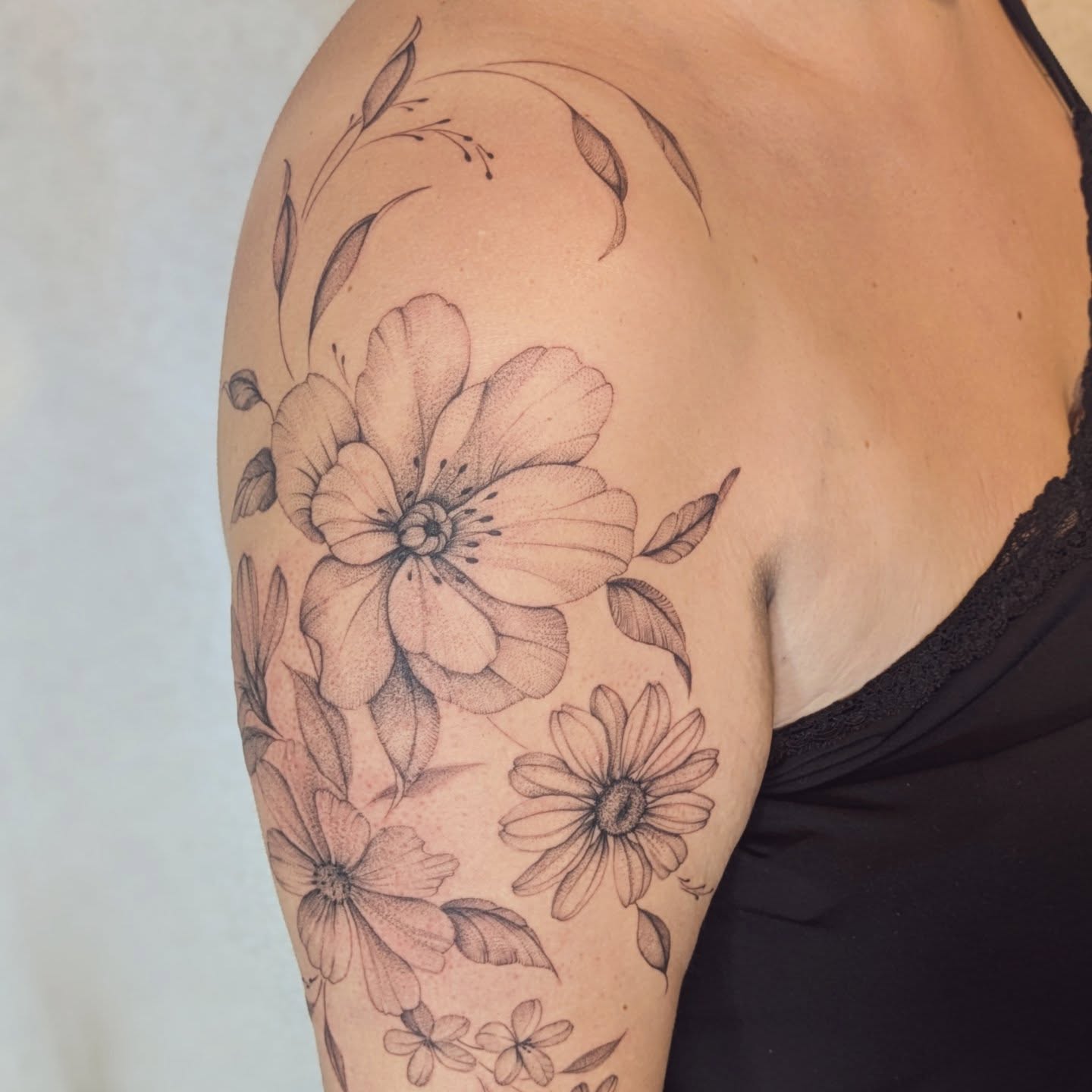 Composition florale tatouée par Anoï à Nancy
