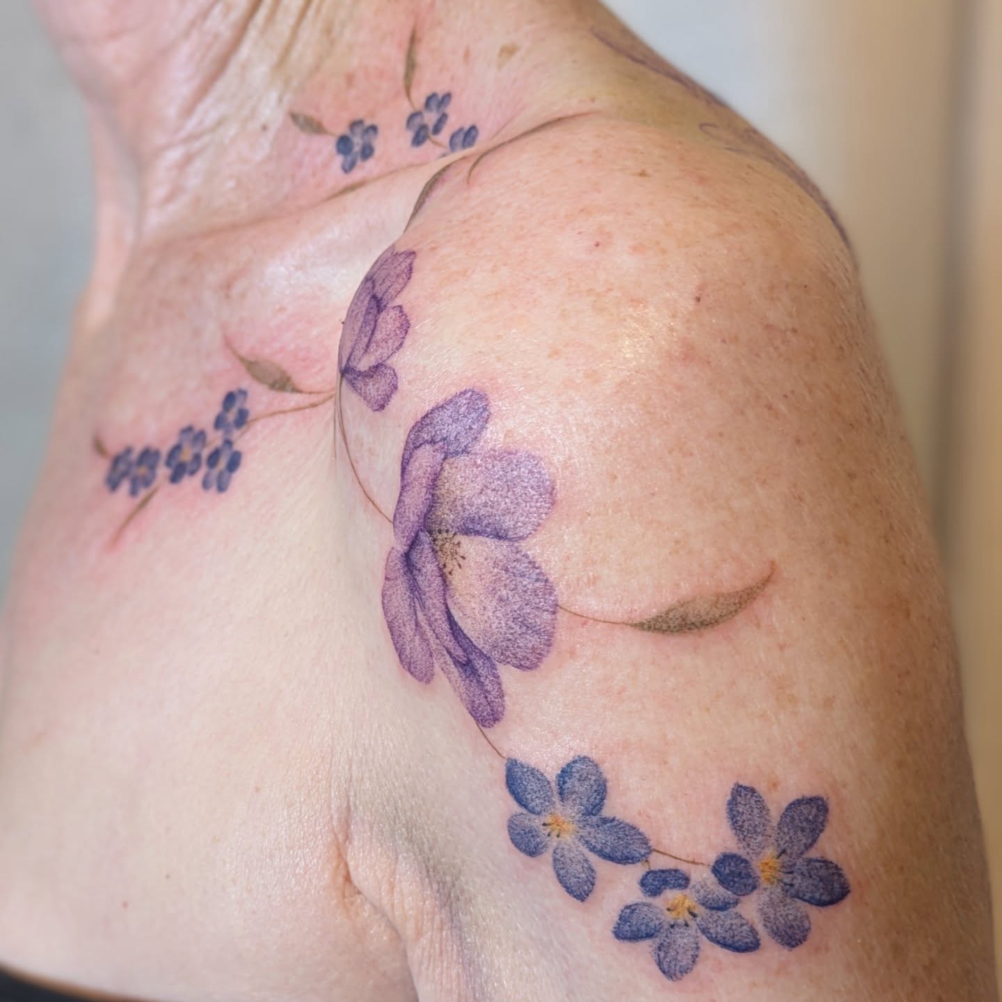Tatouage végétal et floral réalisé par Anoï chez Essentiel Tattoo
