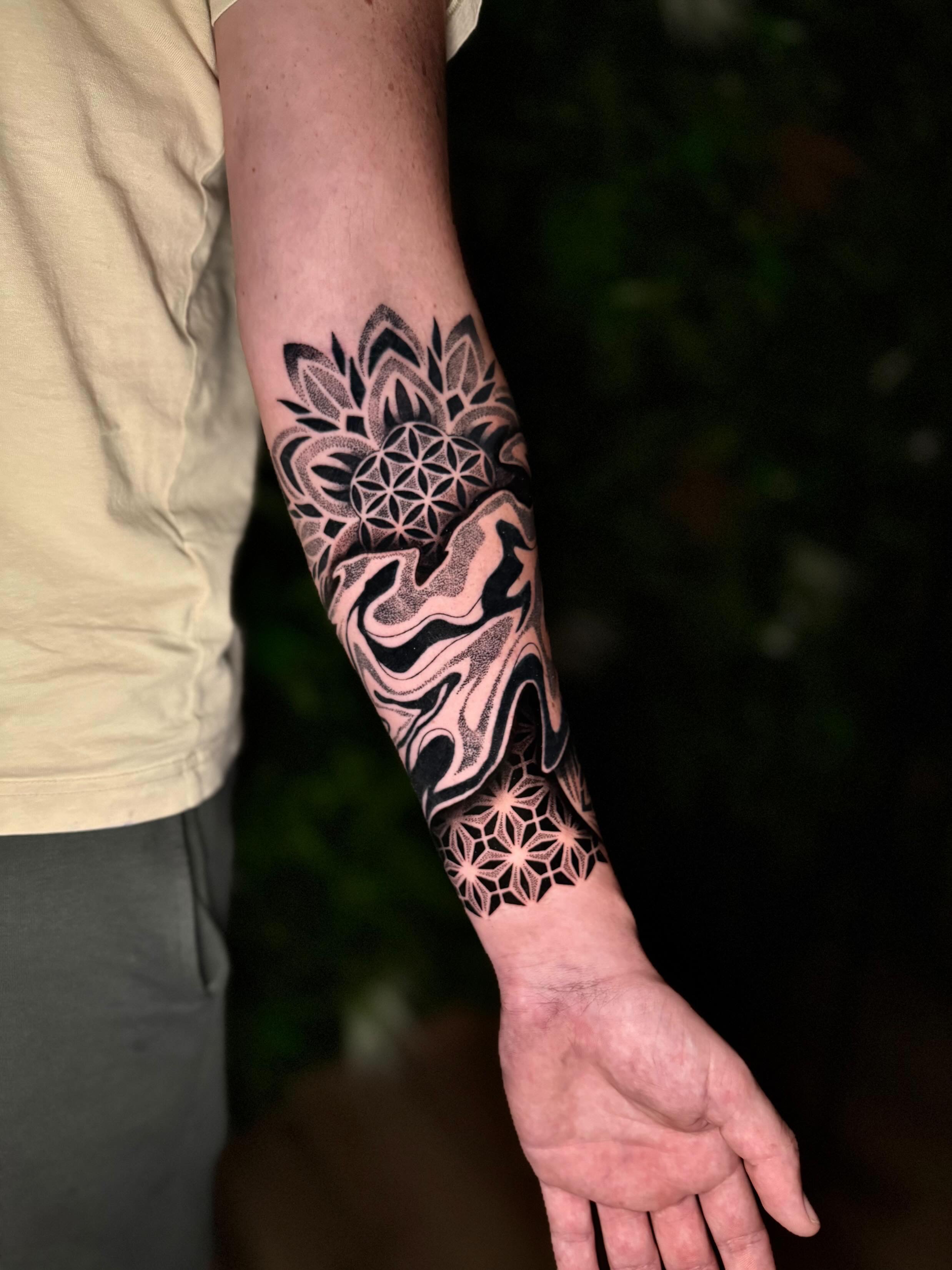 Tatouage ornemental réalisé par Fred Tattoo chez Essentiel Tattoo