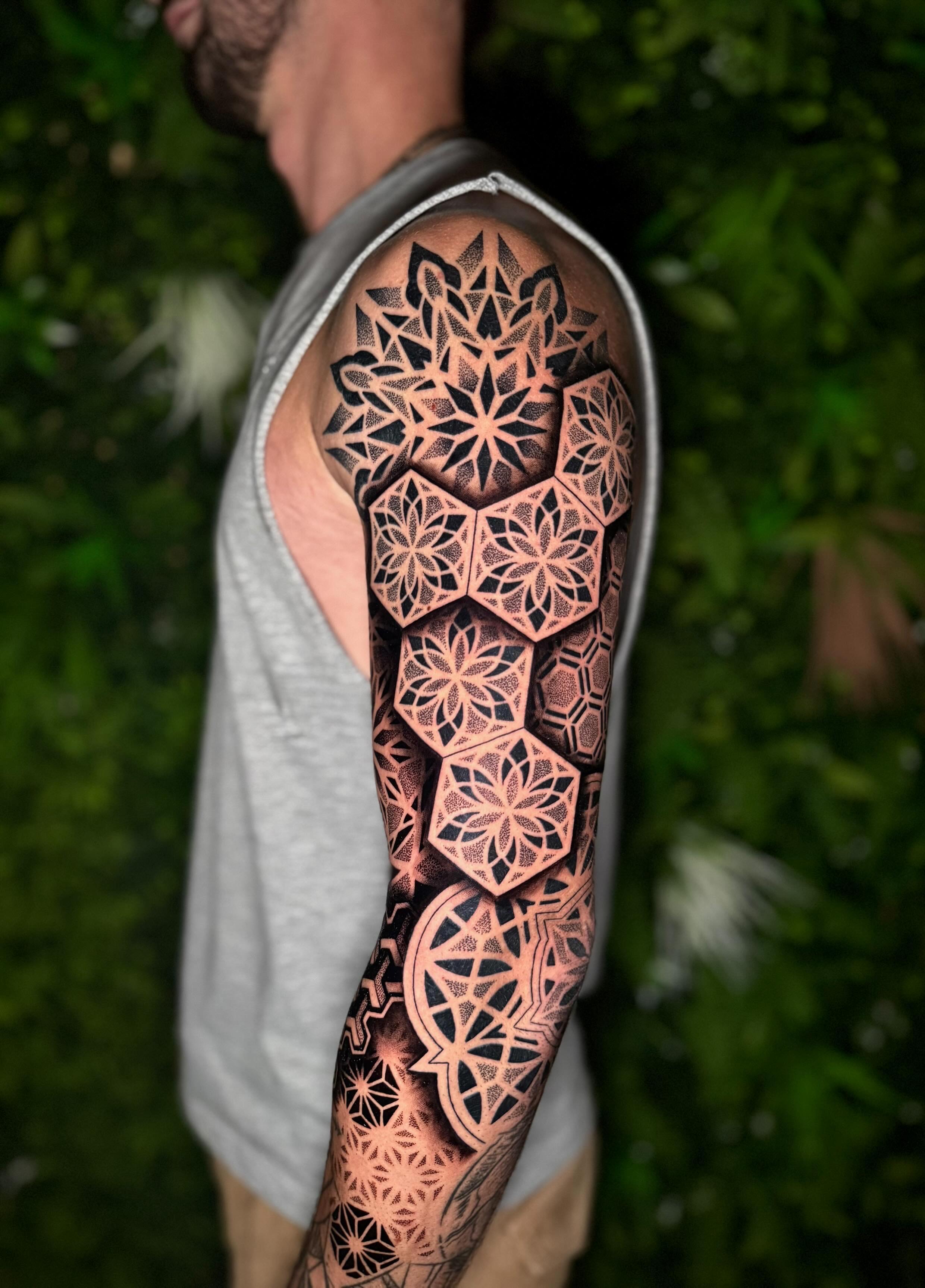 Tatouage ornemental sur mesure par Fred Tattoo à Nancy